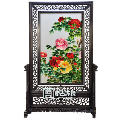 蘇繡牡丹雞翅木豎架 一針一線繡繁華，匠心獨運贈外賓